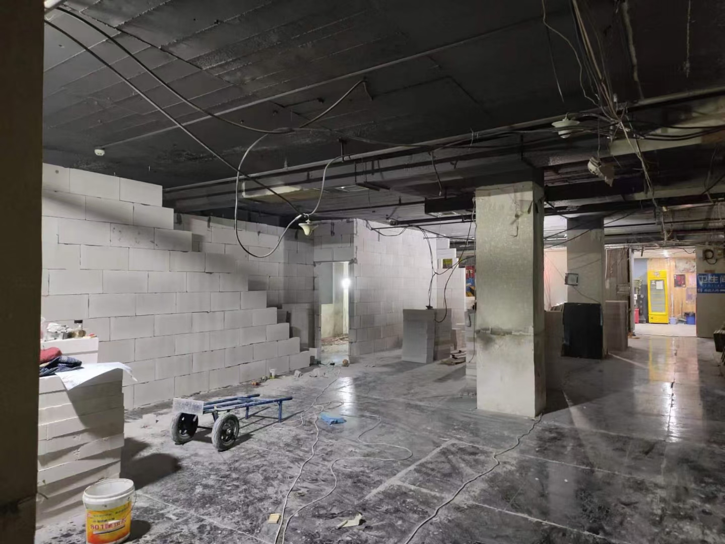 轻质砖隔墙施工场景