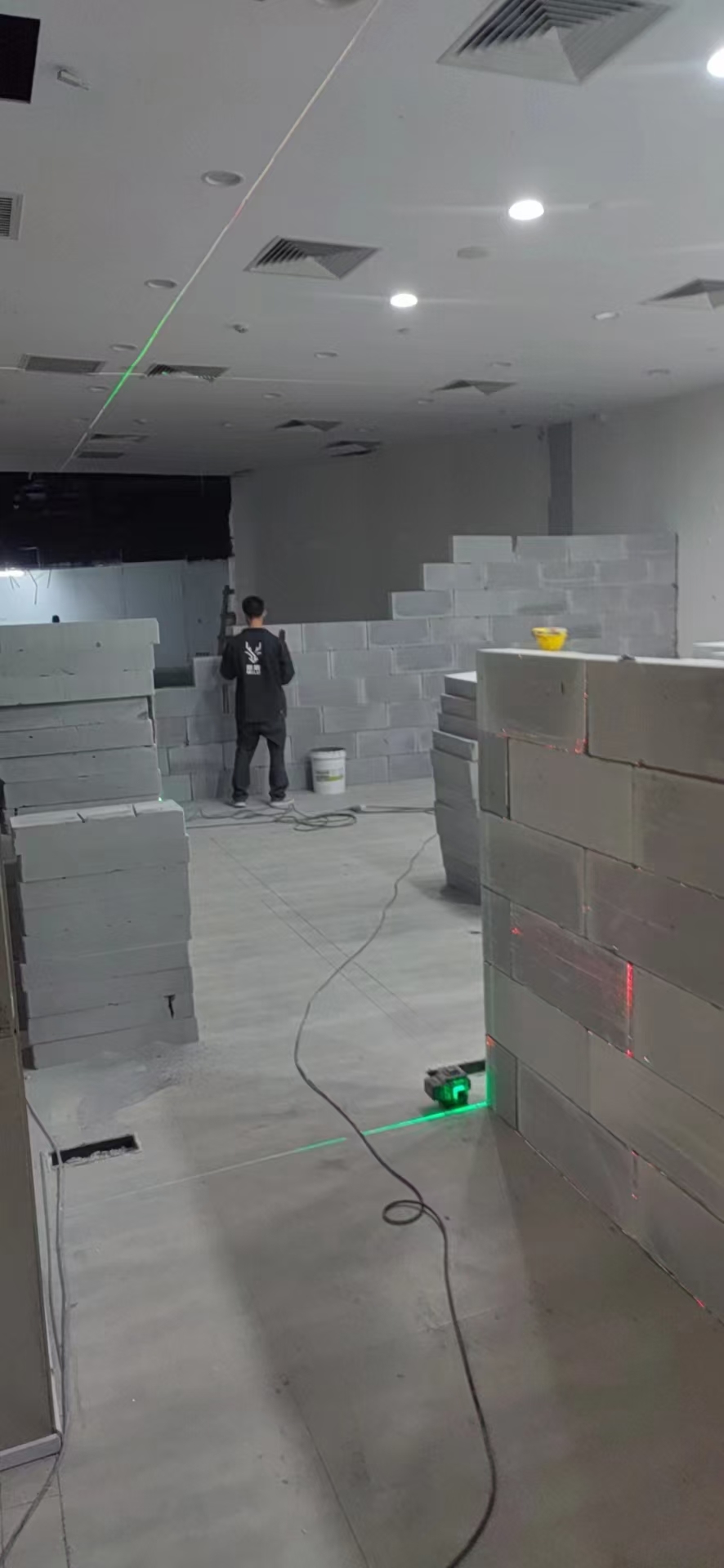 加气砖隔墙砌筑场景